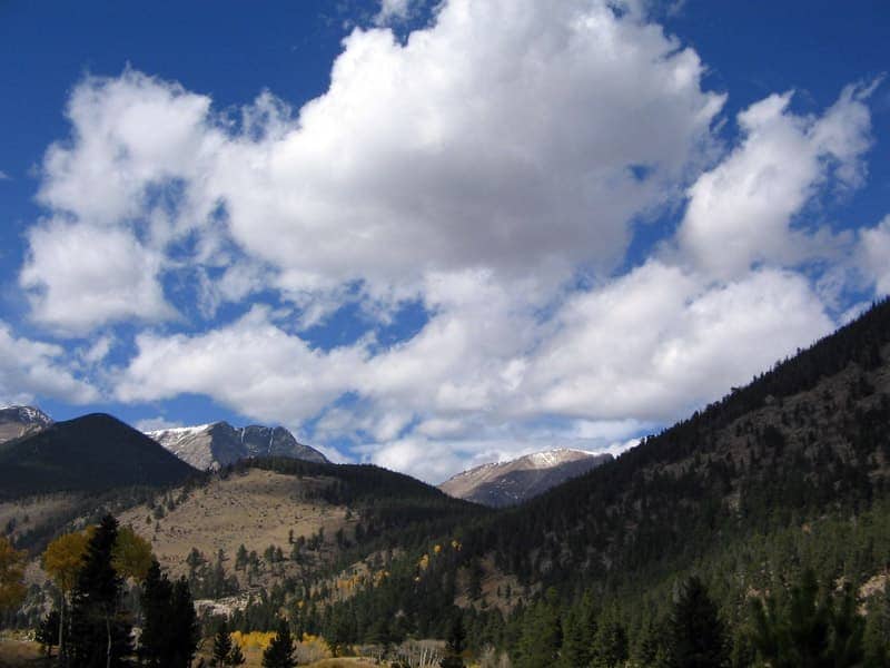 Foto der Rockies mit vielen Wolken