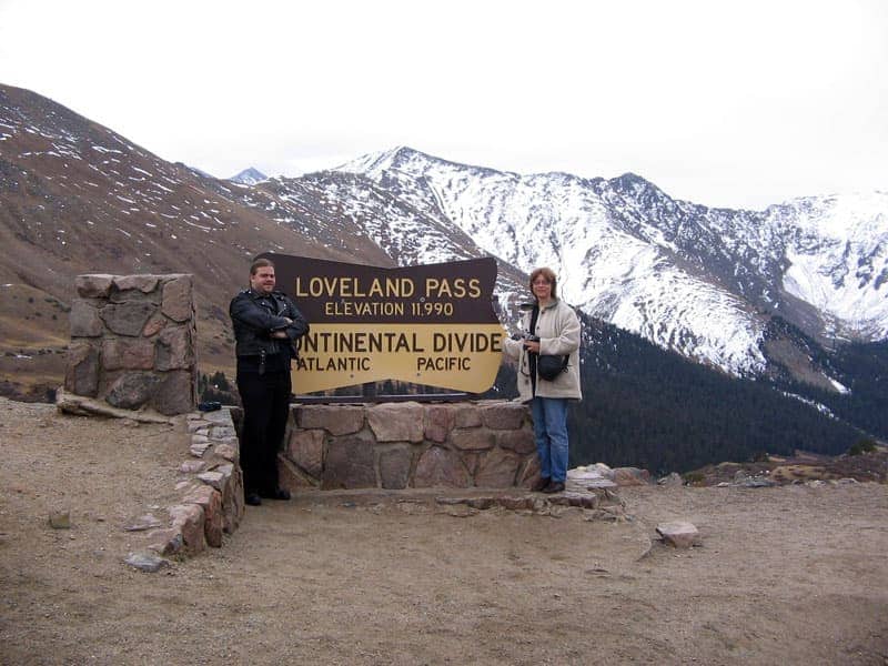 Dolmetscher und Authorin vor dem Loveland Pass