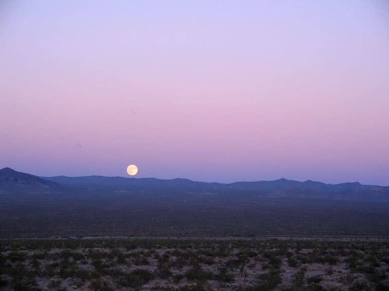 Der Mond über der Wüste mit Hügeln im Hintergrund