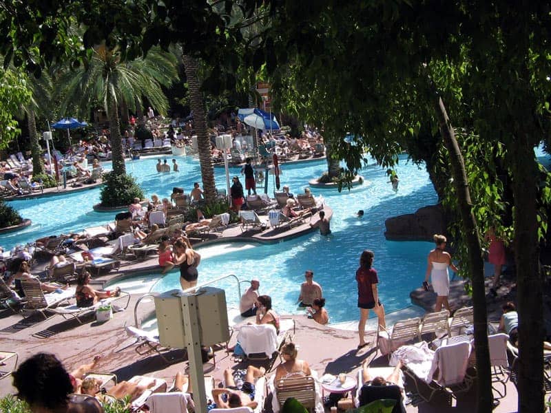 Foto zeigt einen Hotelschwimmbad