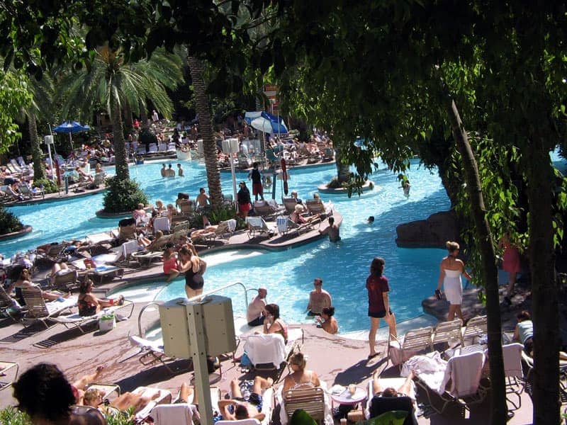 Foto zeigt einen Hotelschwimmbad