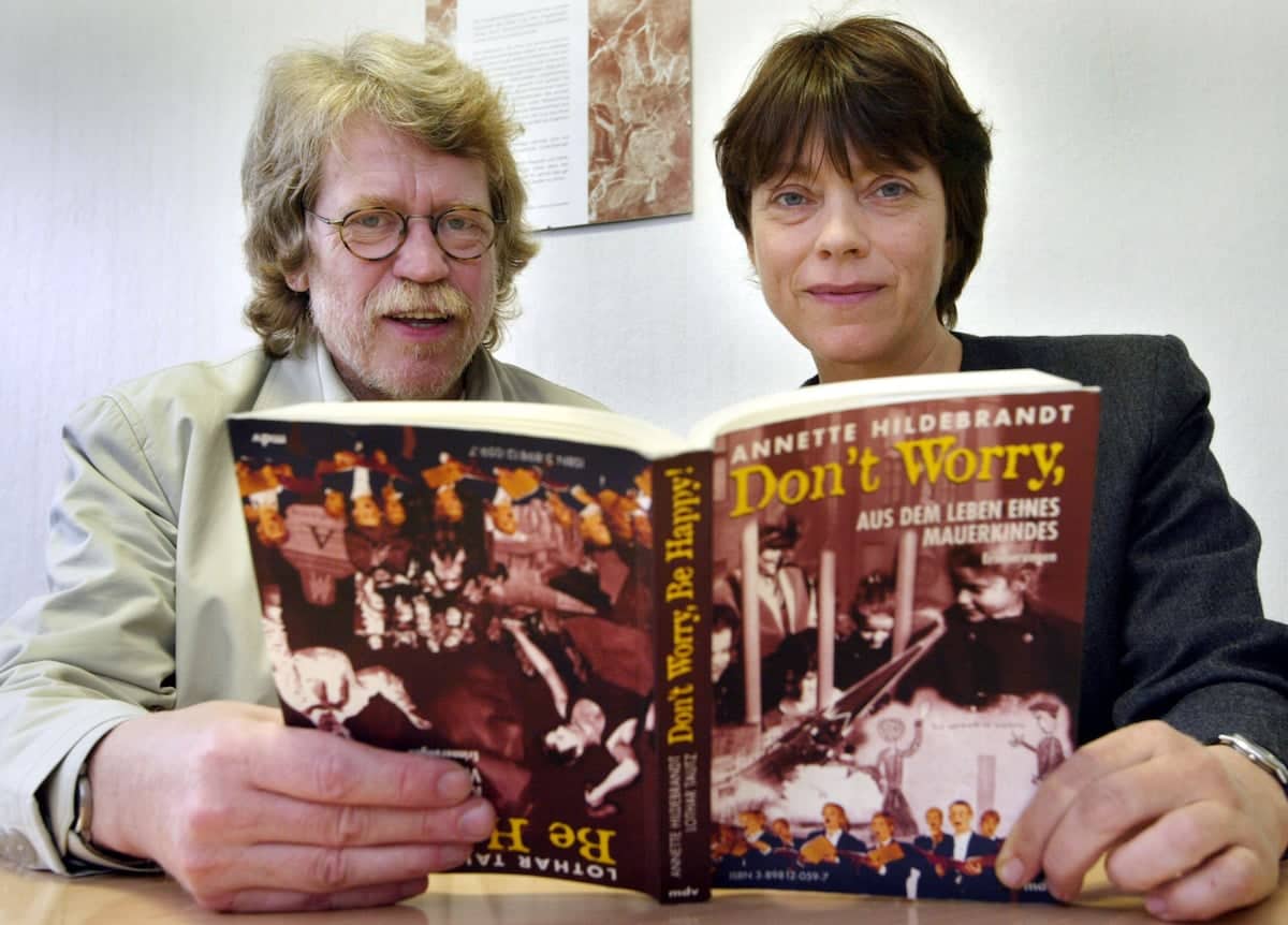 Annette Hildebrandt, links; Lothar Tautz, rechts; die autoren halten das Buch.