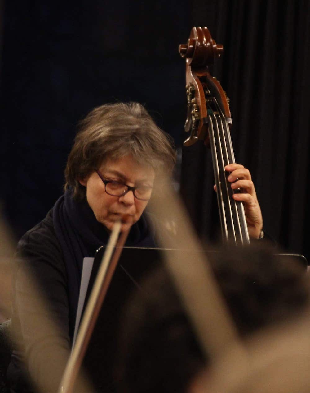 Annette Hildebrandt mit einem Kontrabass beim spielen mit dem Frauenorchesterprojekt